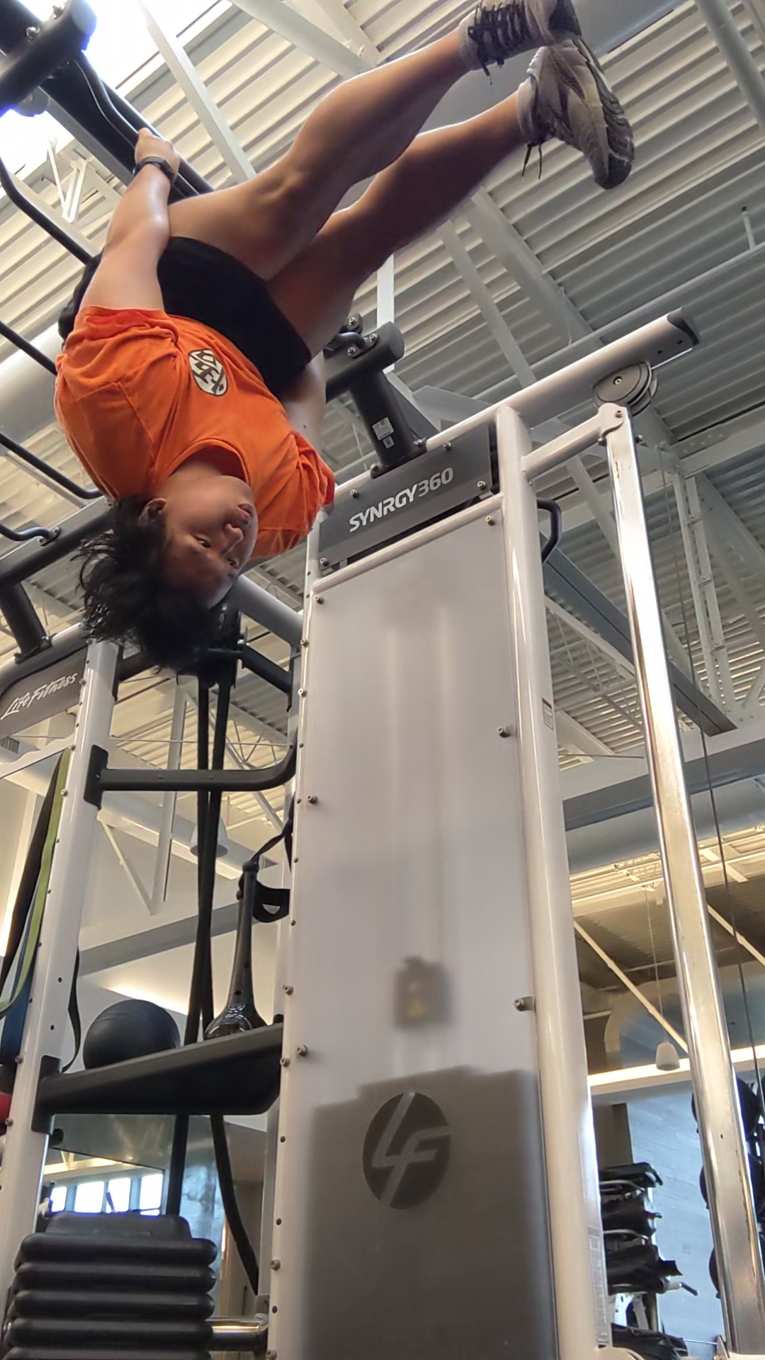 Hanging leg raise on a vertical knee-raise station