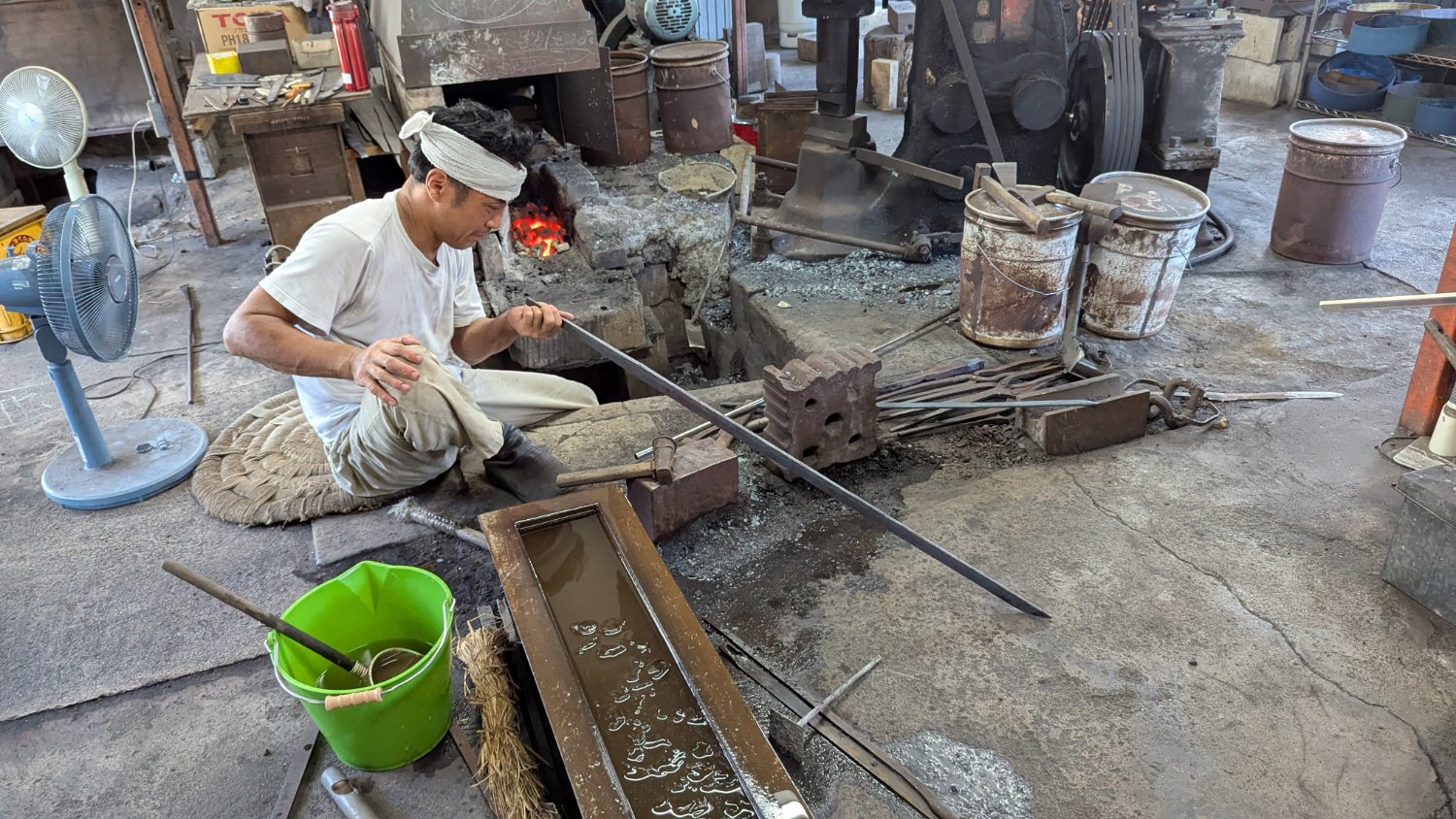 Inspecting the straightness of the drawn-out sunobe blank